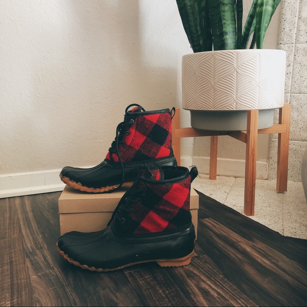 Plaid snow boots size 7